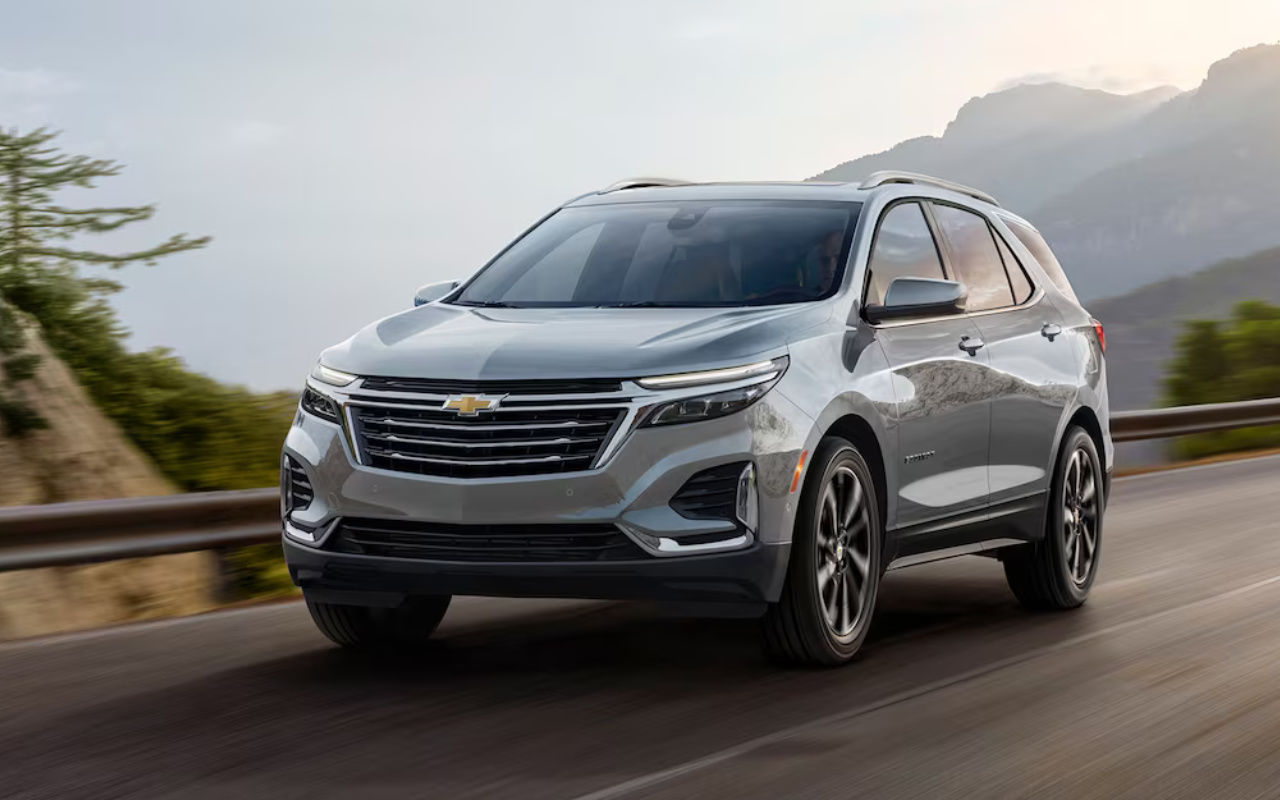 vue latérale avant d'une Chevrolet Equinox 2024 sur une route de campagne