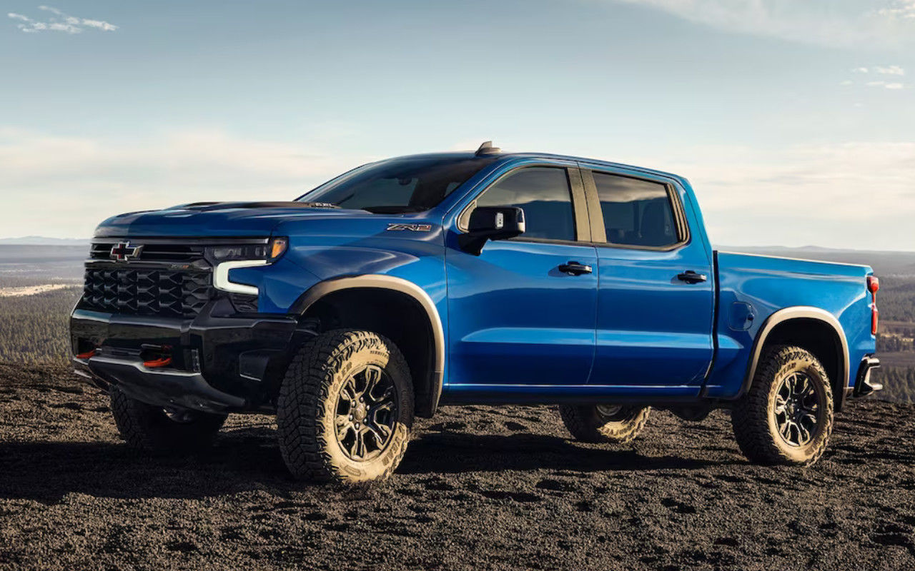 vue latérale avant d'un Chevrolet Silverado 1500 ZR2 2024 au sommet d'une montagne