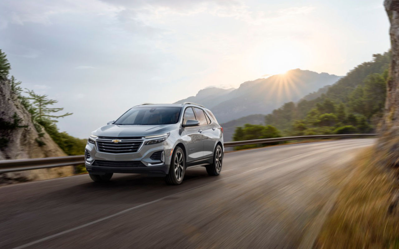 vue latérale avant d'une Chevrolet Equinox 2024 sur une route de campagne