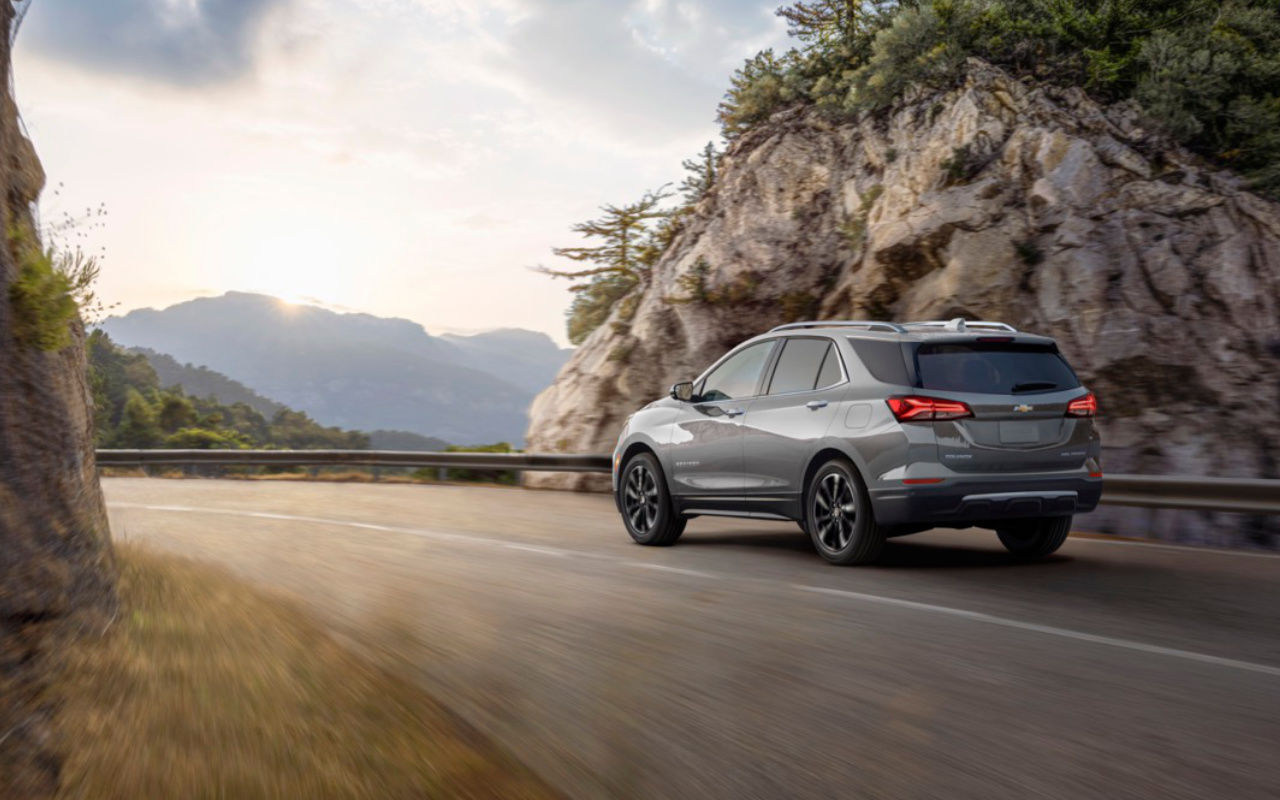 vue latérale arrière d'une Chevrolet Equinox 2023 sur une route en montagne