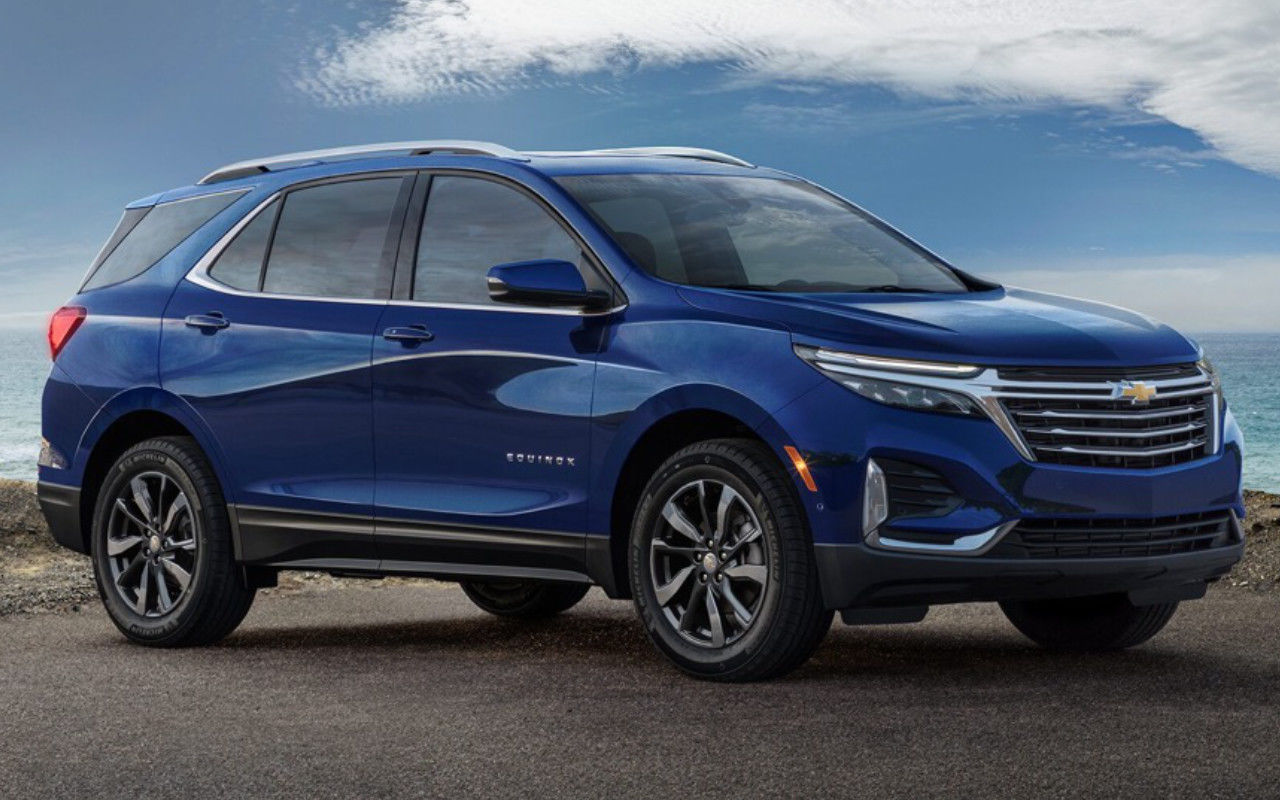 vue latérale avant d'une Chevrolet Equinox 2024 sur le bord de la mer