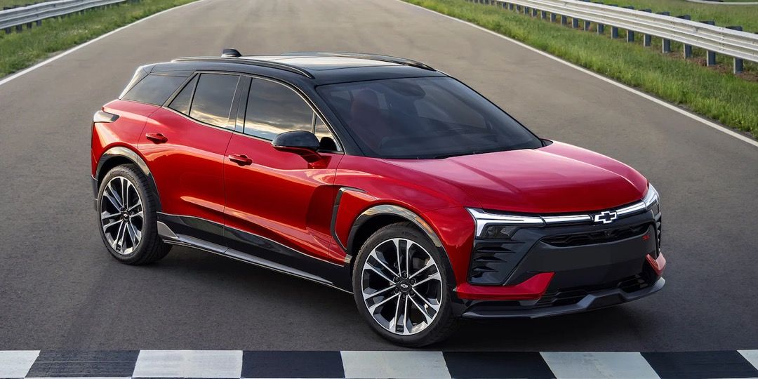 Vue 3/4 avant du Chevrolet Blazer EV 2024 garé sur une piste de course.