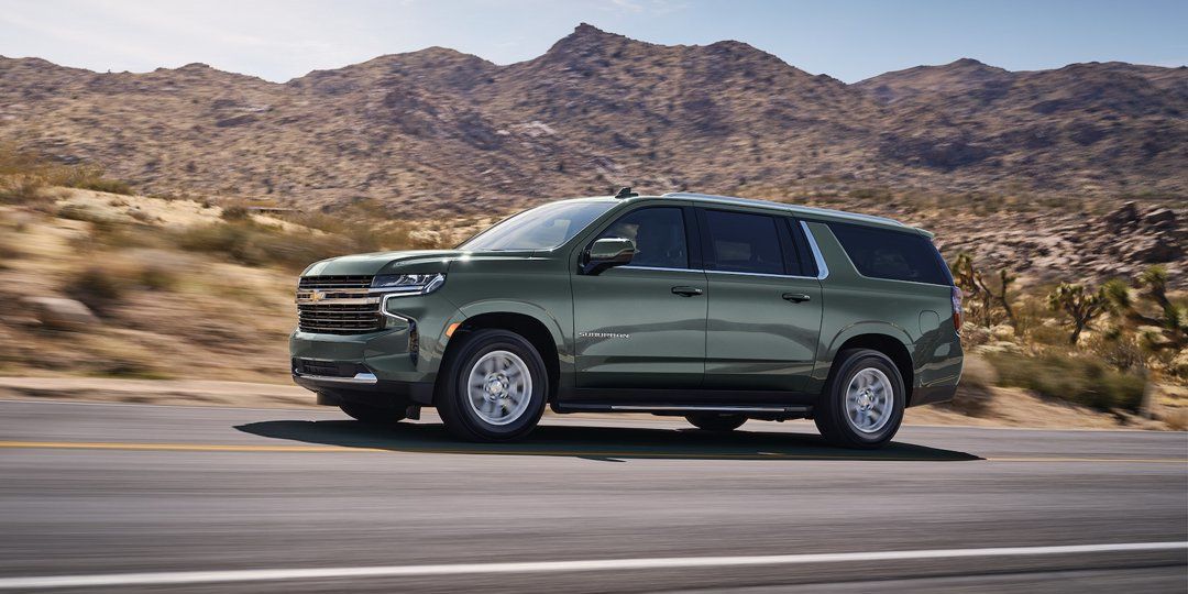 Vue latérale du Chevrolet Suburban 2024 sur la route.