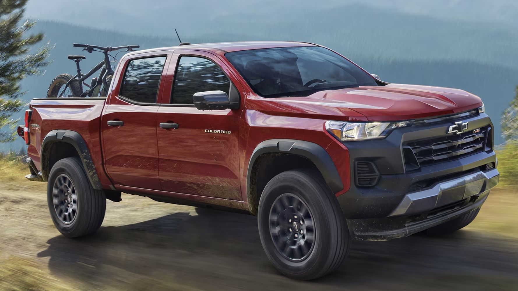 Le Chevrolet Colorado 2025 qui roule sur un chemin tout terrain.