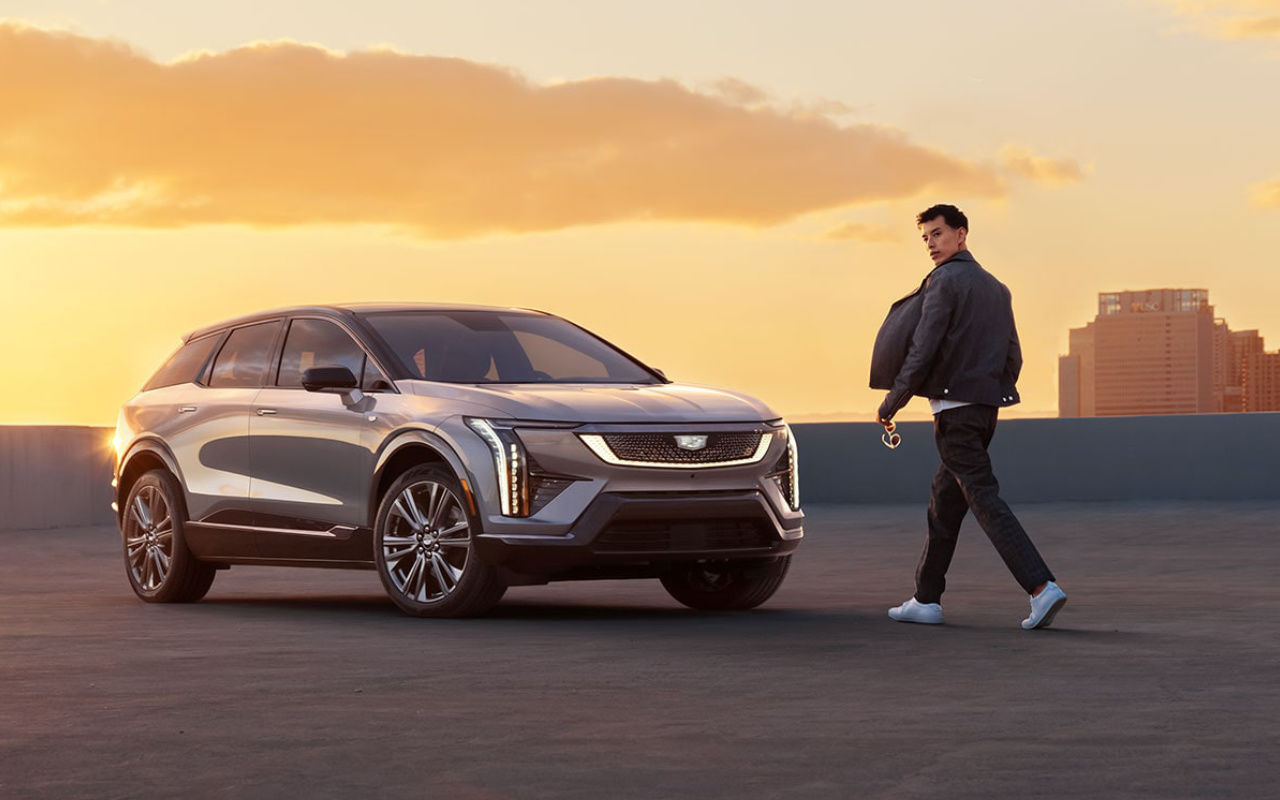 vue latérale avant d'une Cadillac Optiq 2025 sur le toit d'un bâtiment, près de son conducteur