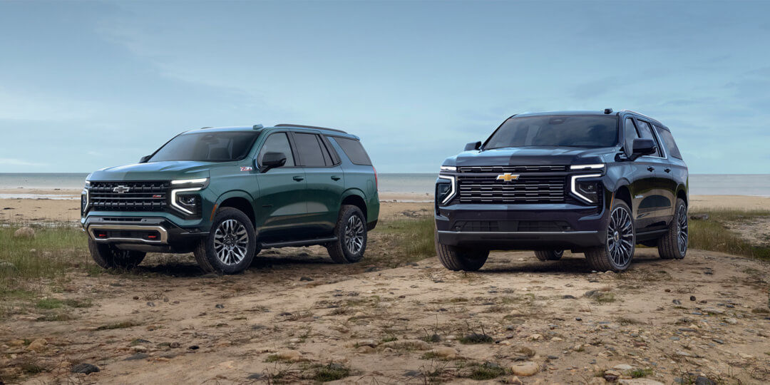 Deux VUS Chevrolet Suburban 2025 garés sur une plage.