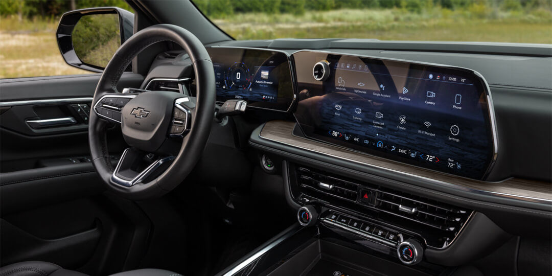 Le volant et écran central du Chevrolet Suburban 2025.