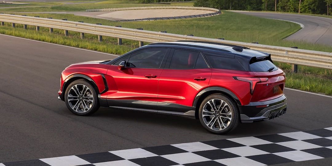 Vue latérale du Chevrolet Blazer EV garé sur une piste de course.