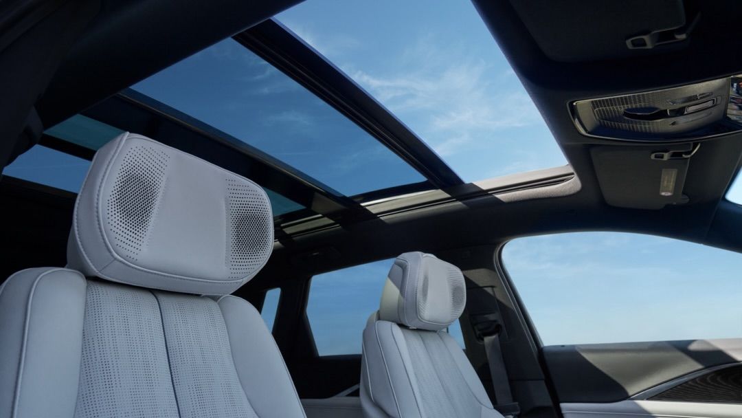 View of the seats and panoramic roof of the Cadillac Lyriq 2024.