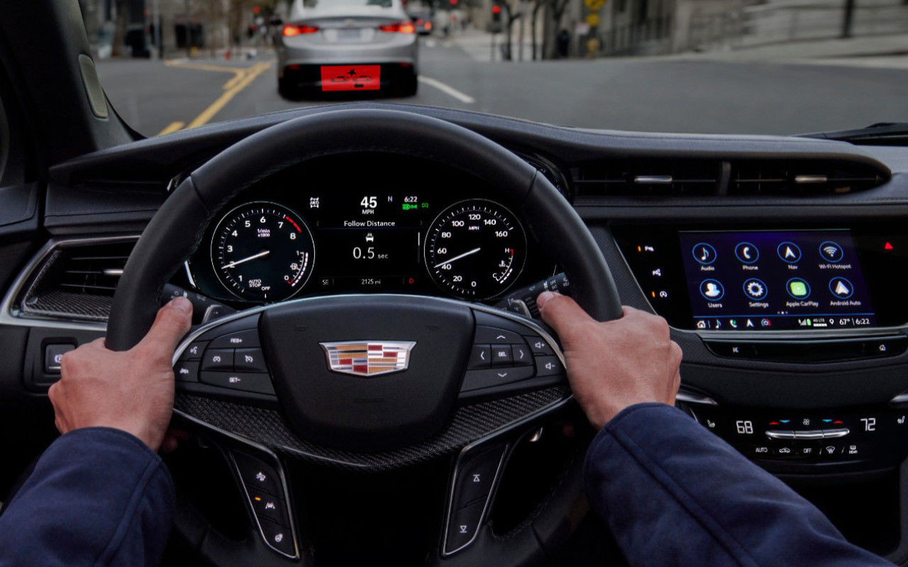 Close-up on the dashboard and technology of the Cadillac XT5.