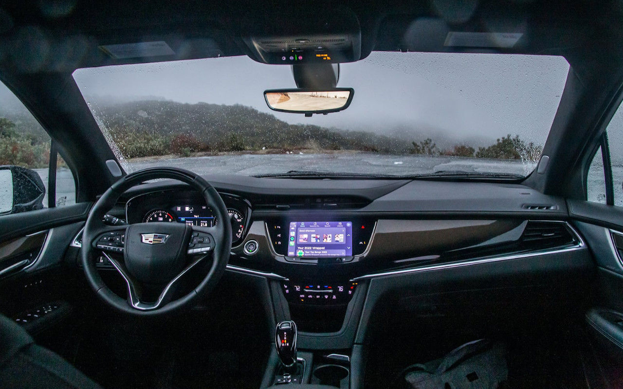 Close-up on the dashboard and technology of the Cadillac XT6.