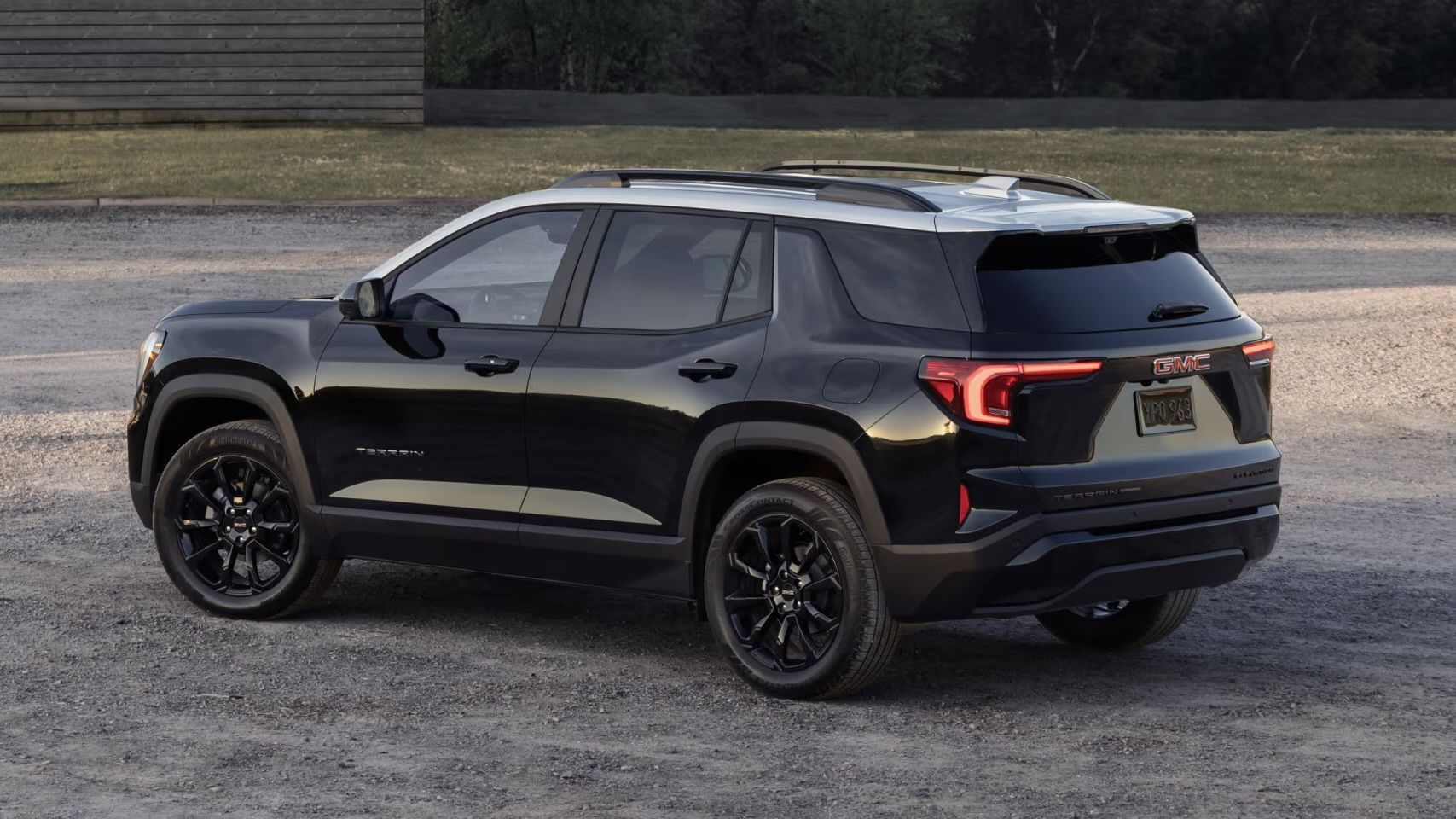 Vue 3/4 arrière du GMC Terrain 2025 stationné sur la gravel.