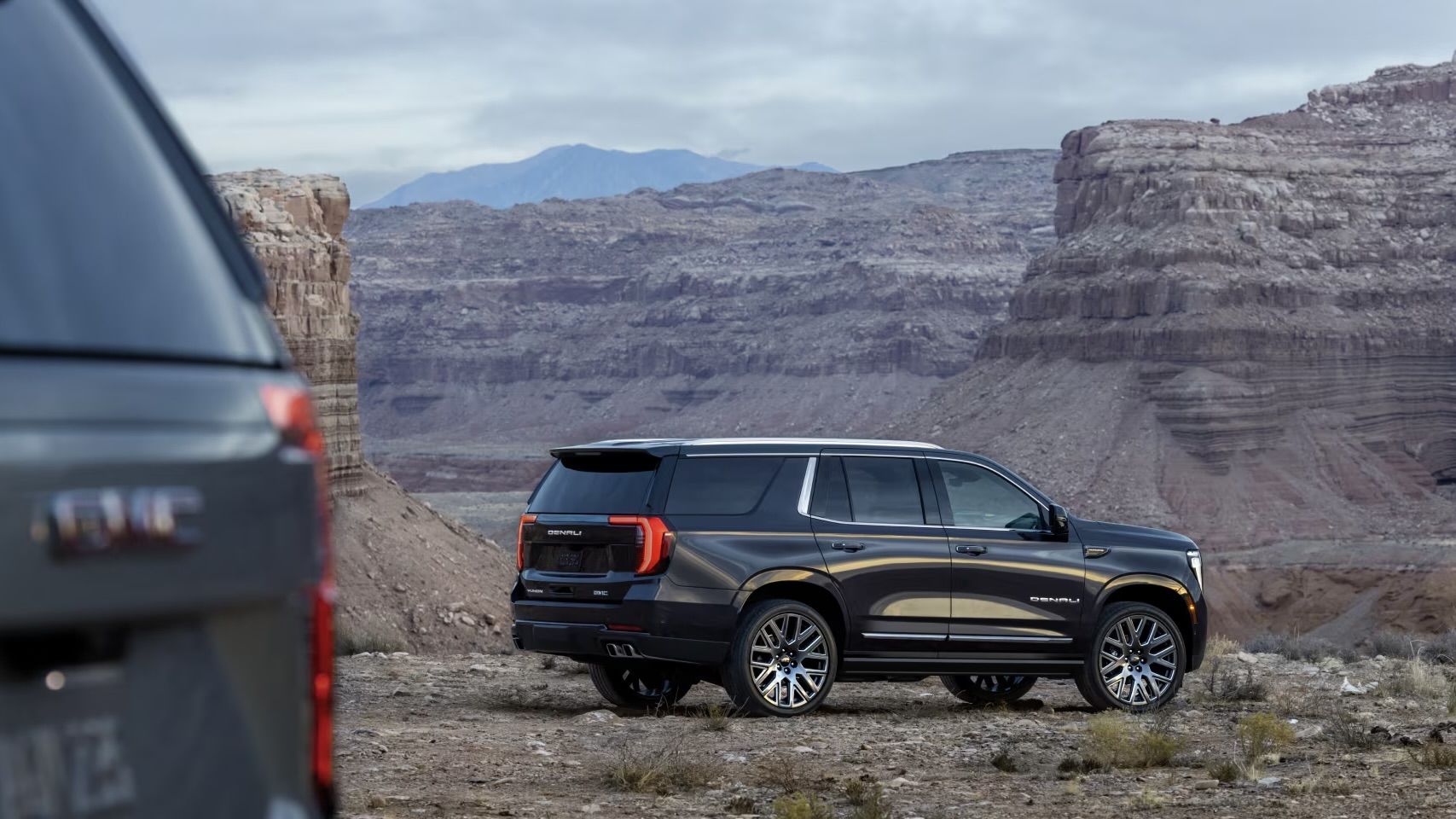 Le GMC Yukon 2025 stationné devant une montagne.