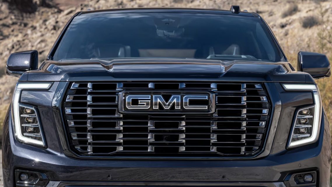 Gros plan sur la calandre avant du GMC Yukon 2025.