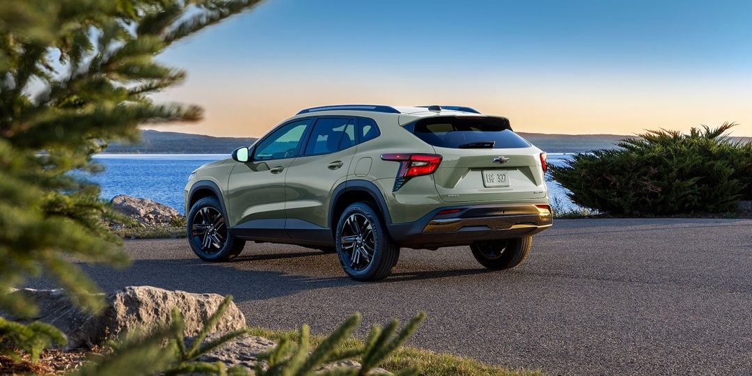 Vue 3/4 arrière sur le design extérieur du Chevrolet Trax 2025.