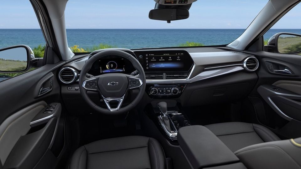 Grande vue sur le tableau de bord et su la technologie du Chevrolet Trax 2025.