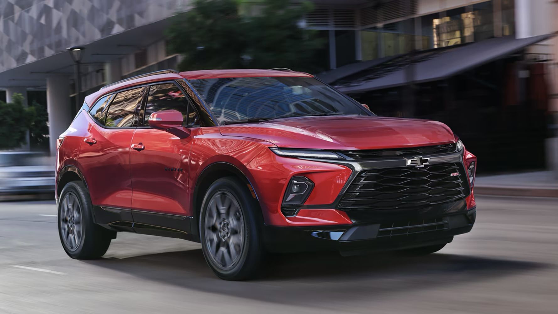 Le Chevrolet Blazer 2025 qui roule en ville.