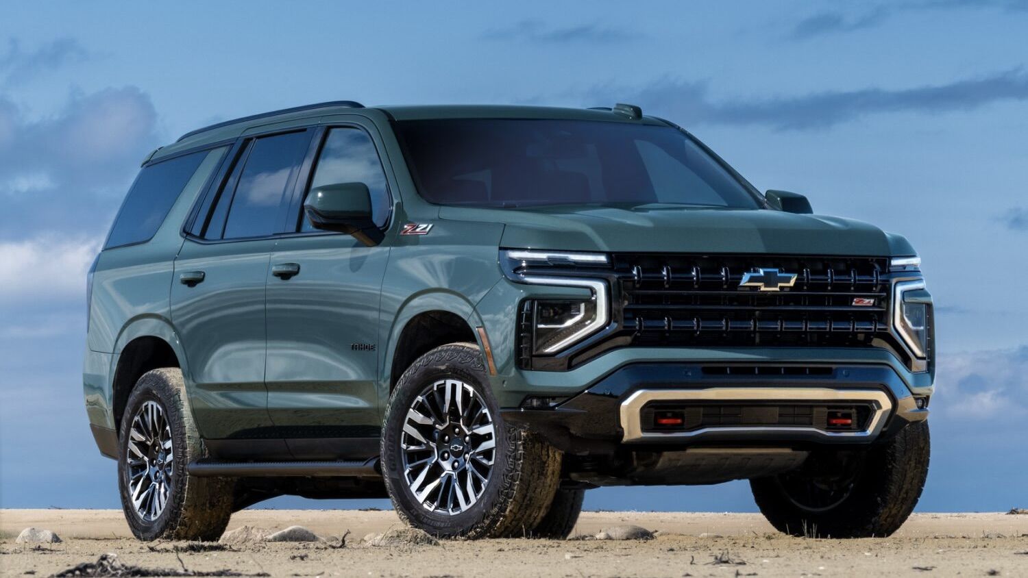 Le Chevrolet Tahoe 2025 stationné dans le sable.