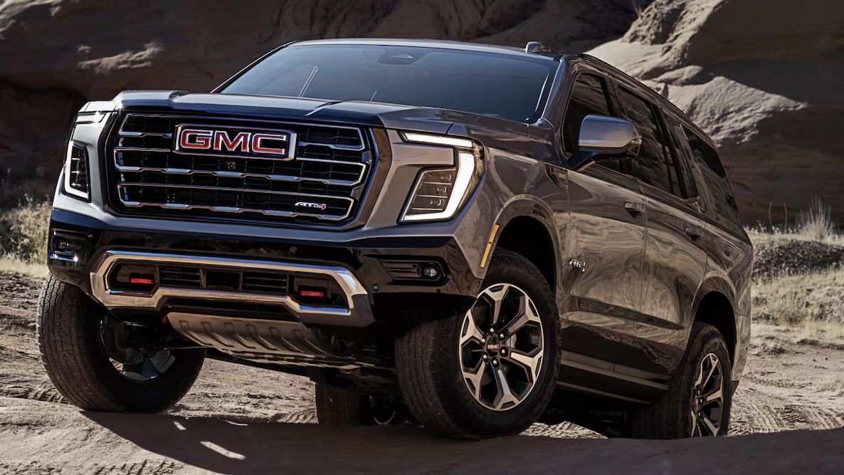 Le GMC Yukon 2025 qui roule sur des chemins de gravel.