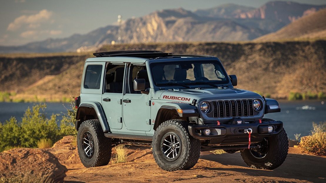 Le Jeep Wrangler 2025 stationné sur une roche.