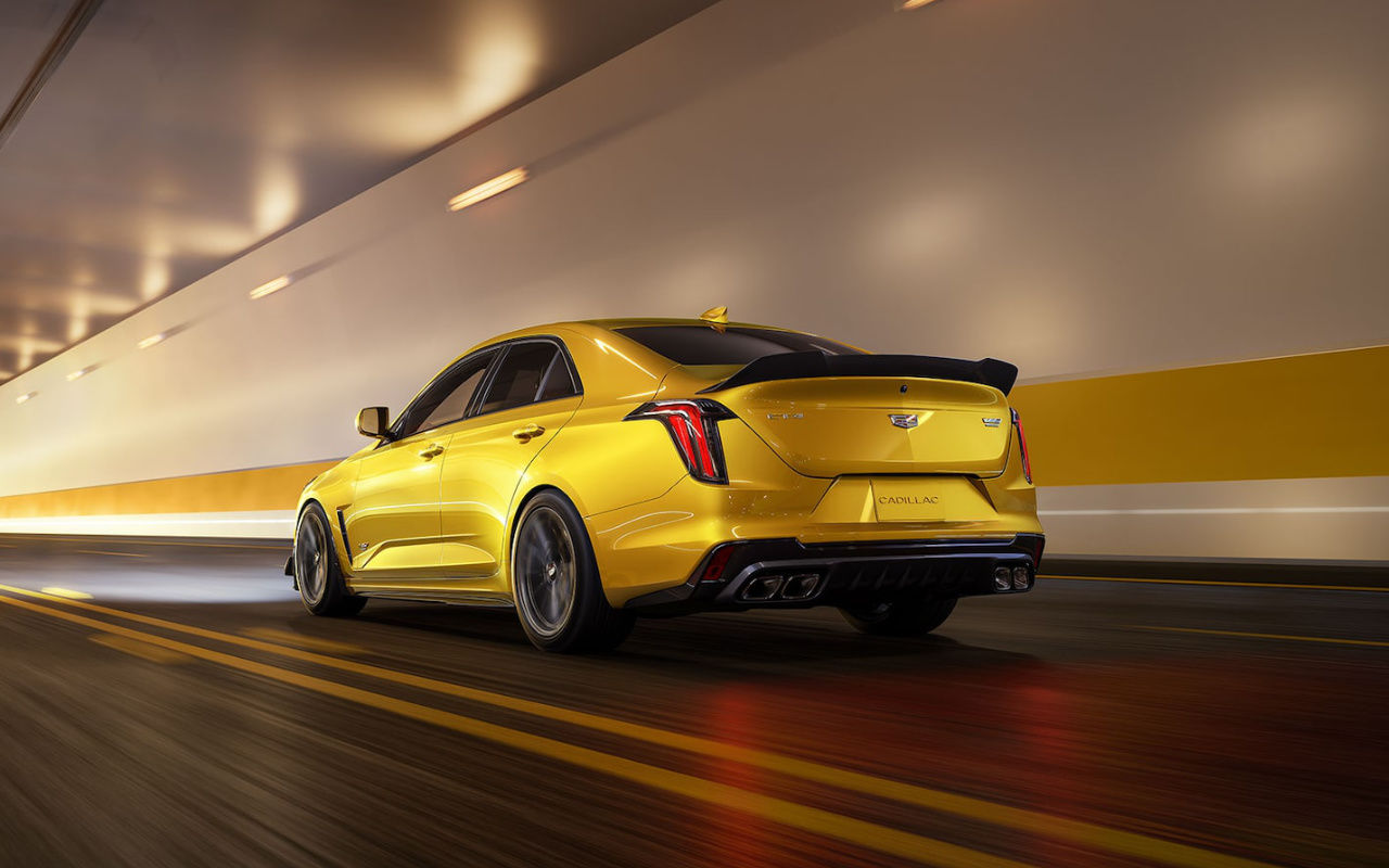 vue latérale arrière d'une Cadillac CT4-V 2025 dans un tunnel