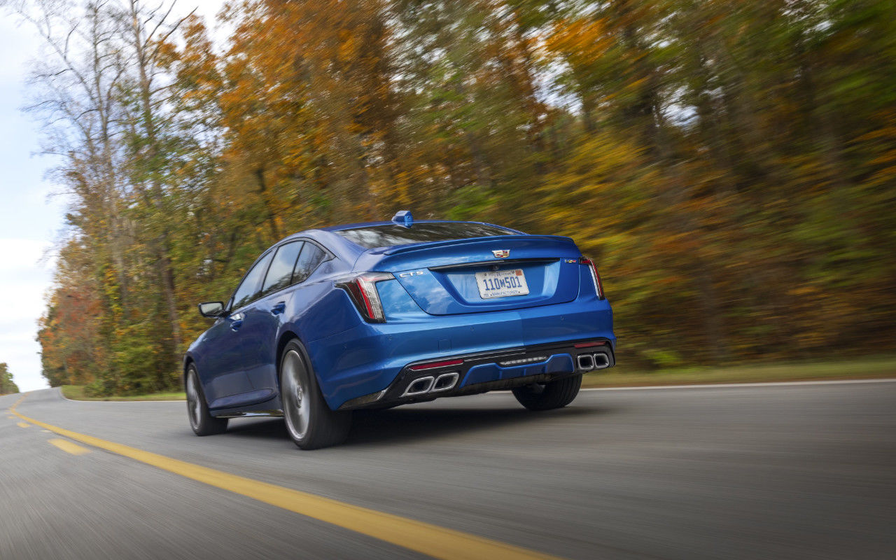 vue latérale arrière d'une Cadillac CT5-V sur une route de campagne