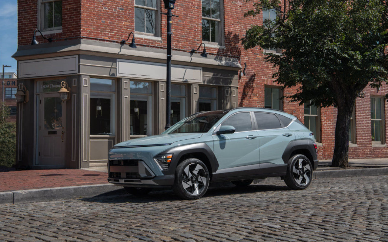 vue latérale avant d'une Hyundai Kona 2025 garé sur une petite rue pavée