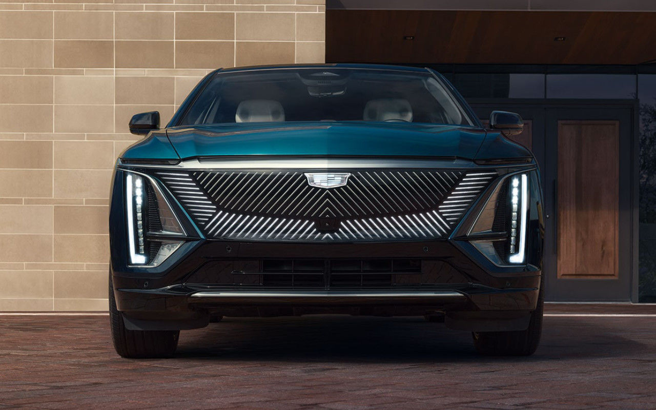 vue frontale d'une Cadillac Lyriq 2025