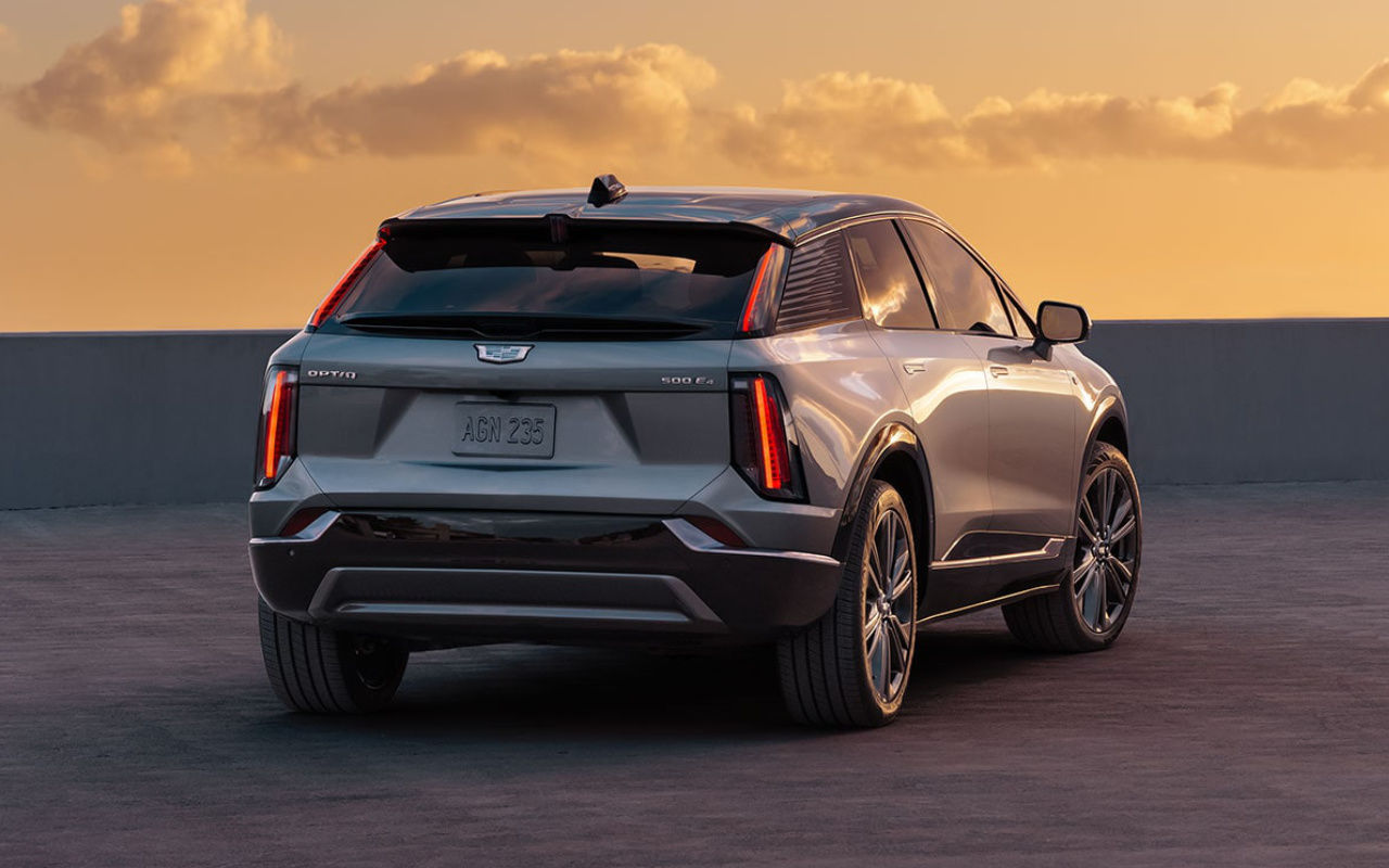 vue latérale arrière d'une Cadillac Optiq 2025 sur le toit d'un bâtiment au coucher de soleil