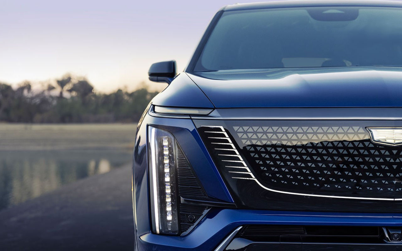 vue gros plan frontale d'une Cadillac Vistiq 2025