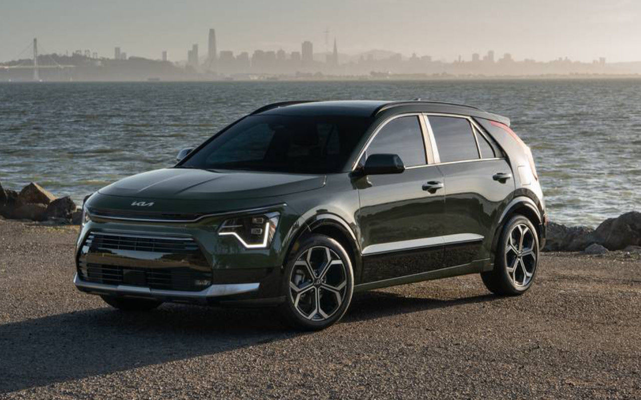 vue latérale avant d'une Kia Niro EV 2025 sur le bord de l'eau