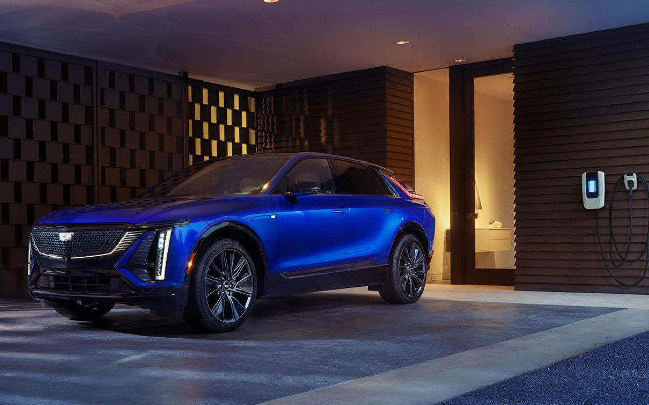 vue latérale avant d'une Cadillac Lyriq 2025 devant une maison