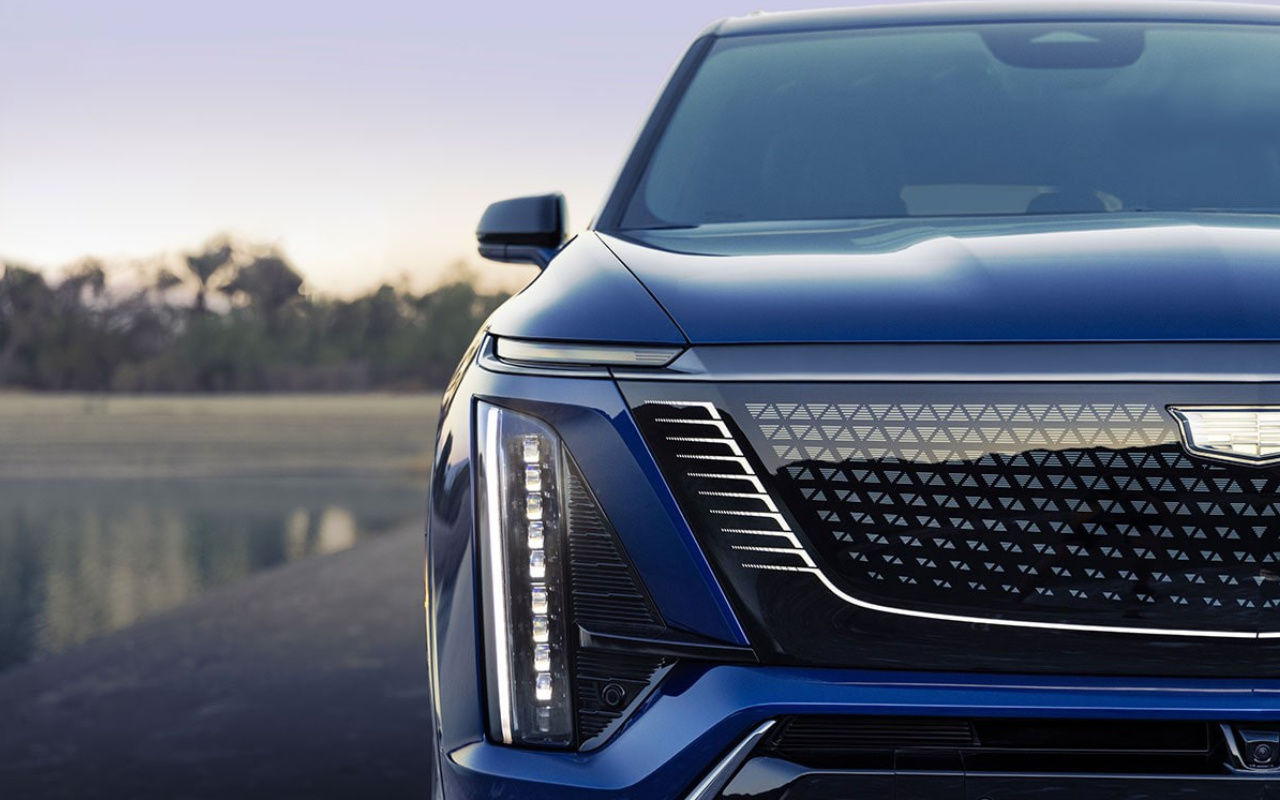 vue gros plan frontale d'une Cadillac Vistiq 2025 sur le bord de l'eau