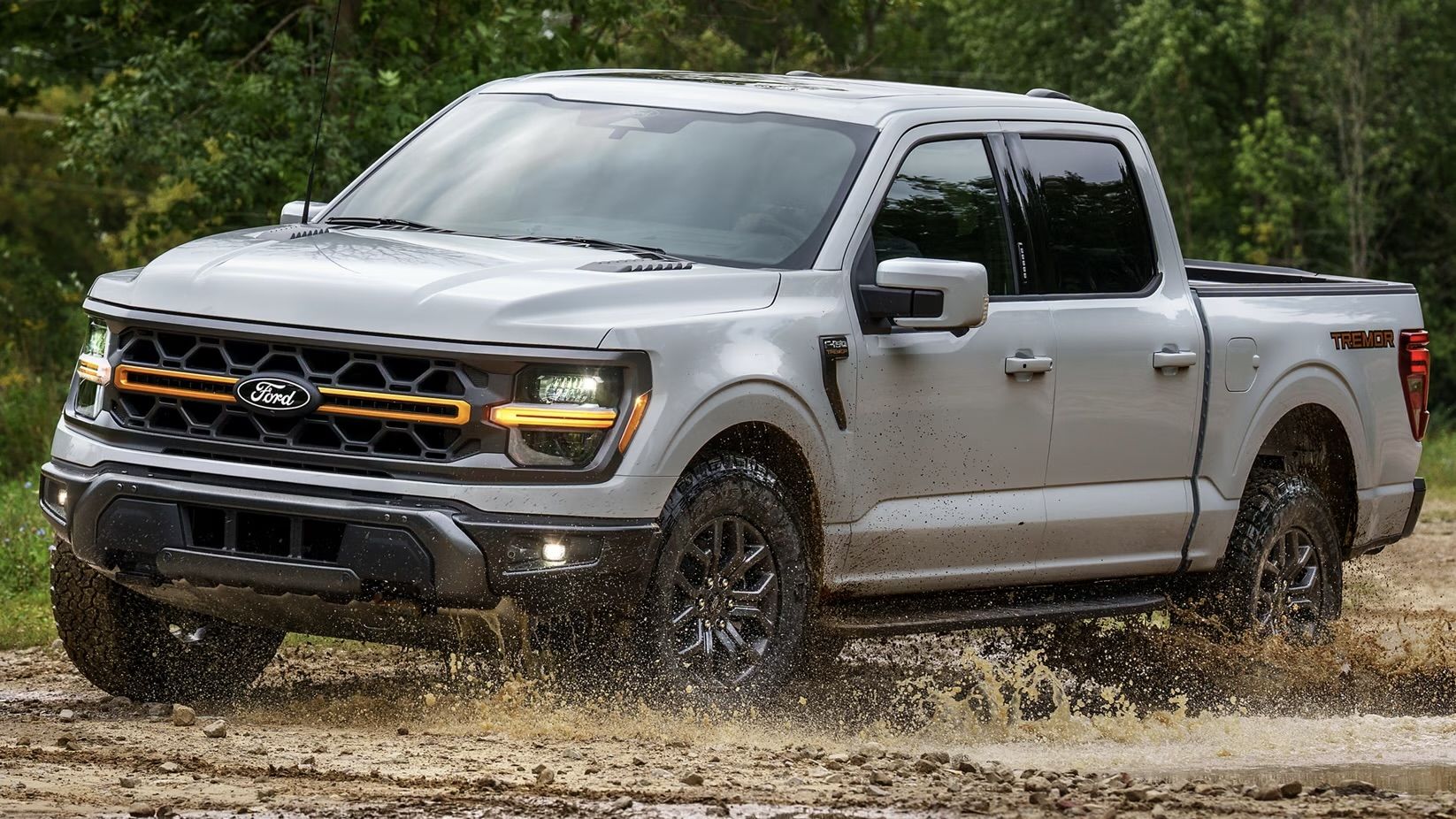 Le Ford F-150 2025 qui dérape dans un chemin de boue.
