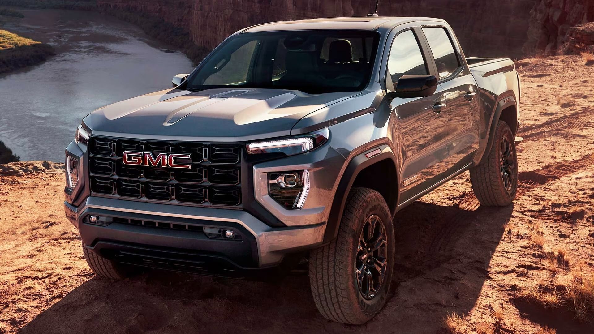 Le GMC Canyon stationné sur un chemin de terre au bord d'une rivière.