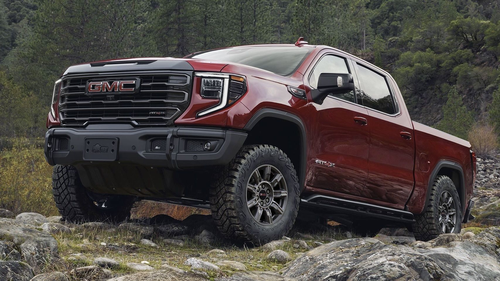 Le GMC Sierra 1500 2025 stationné sur des roches.