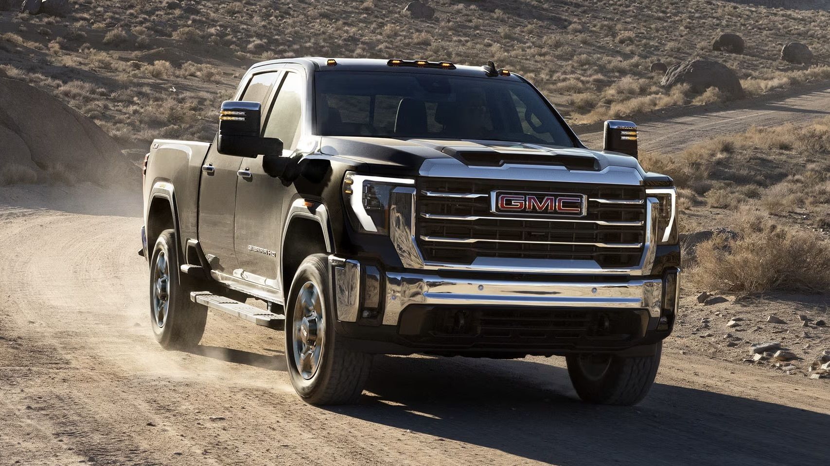 Le GMC Sierra HD 2025 qui roule sur un chemin de terre.