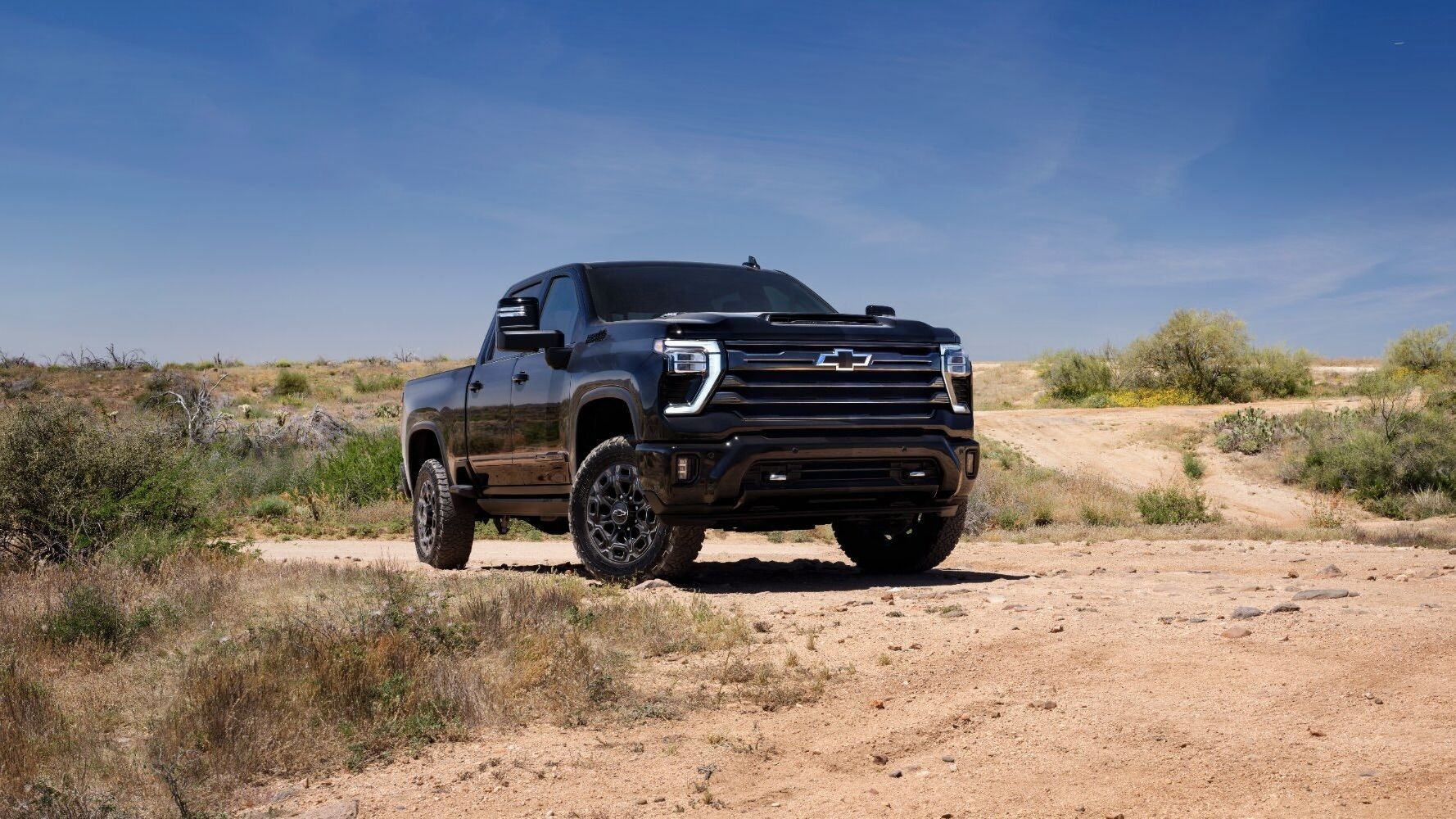 Vue 3/4 avant du Chevrolet Silverado HD 2025 stationné