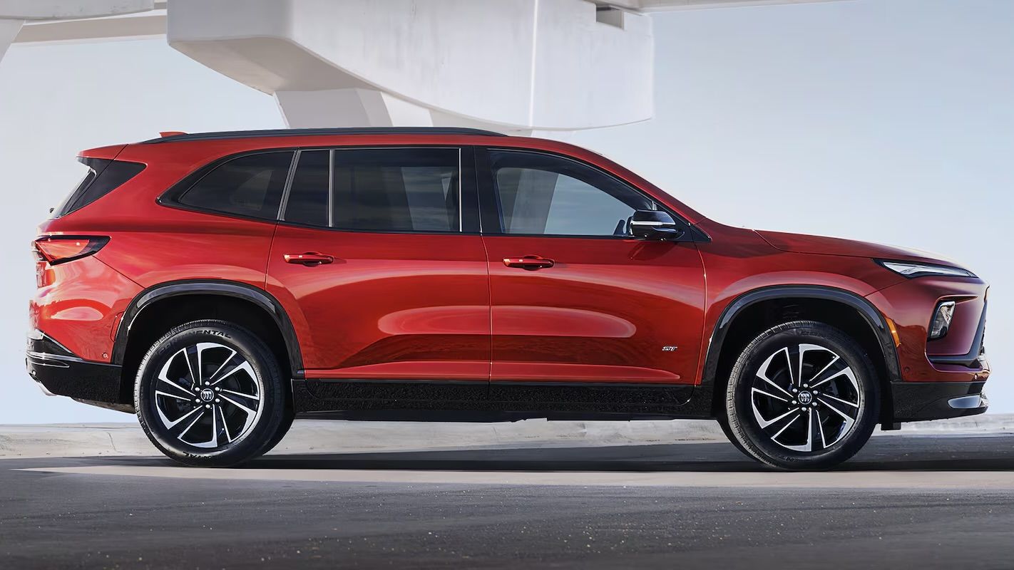 Side view of the Buick Enclave 2025.
