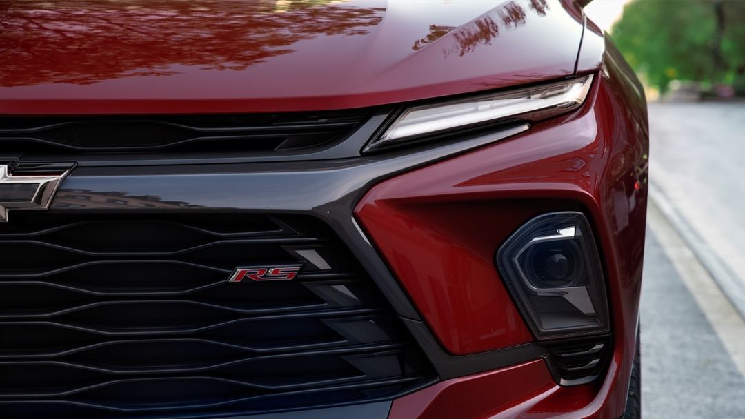 Vue rapprochée sur le pare-choc avant du Chevrolet Blazer 2025.