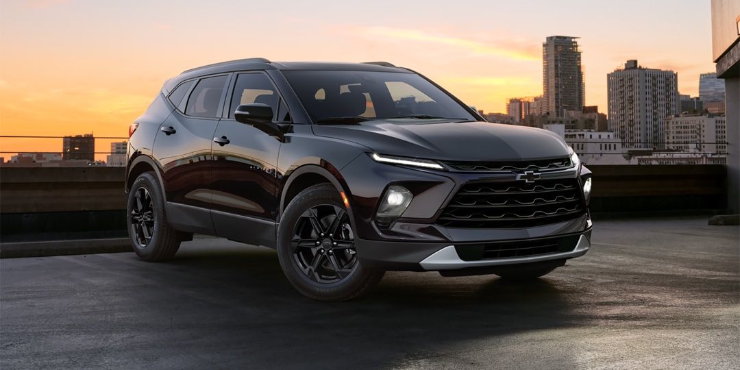 Le Chevrolet Blazer 2025 stationné en haut d'un immeuble.