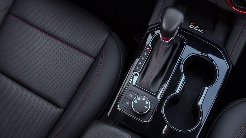 Aperçue sur le levier de vitesse et sur les siège du Chevrolet Blazer 2025.