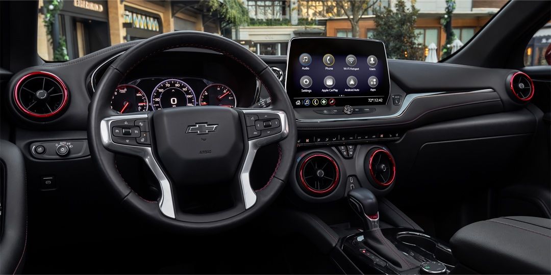 Vue rapprochée sur le tableau de bord et sur la technologie du Chevrolet Blazer 2025.