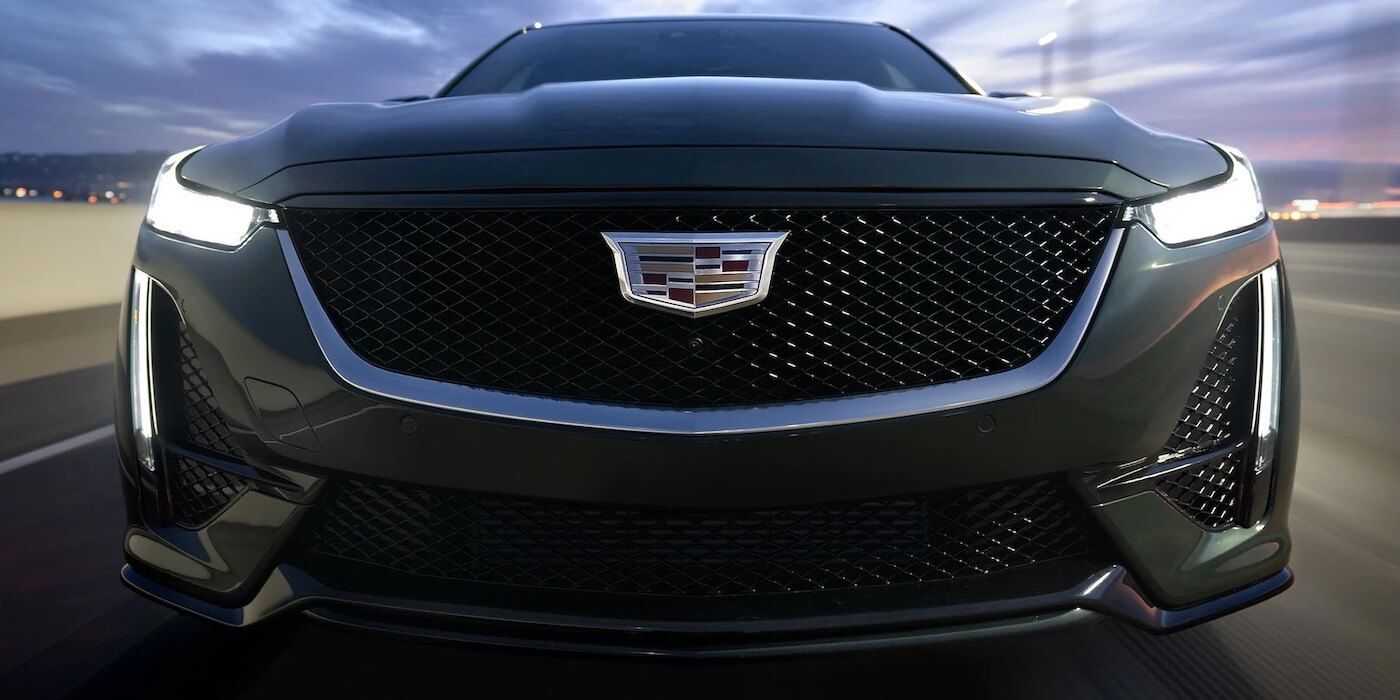 Vue rapproché de la calandre noire de la Cadillac CT5 2021 avec ses feux allumés