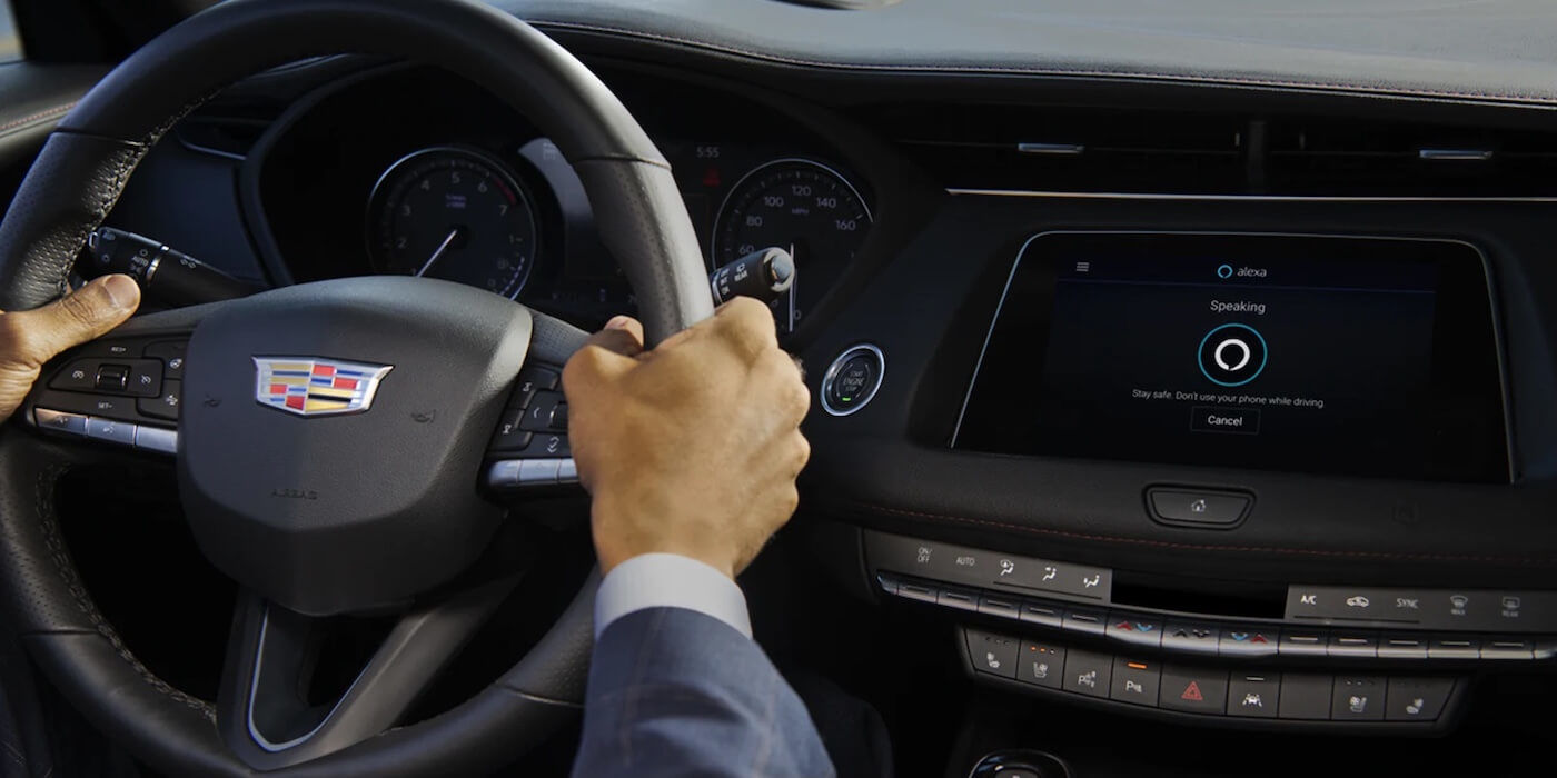 Les mains d'un homme au volant du Cadillac XT4 2021