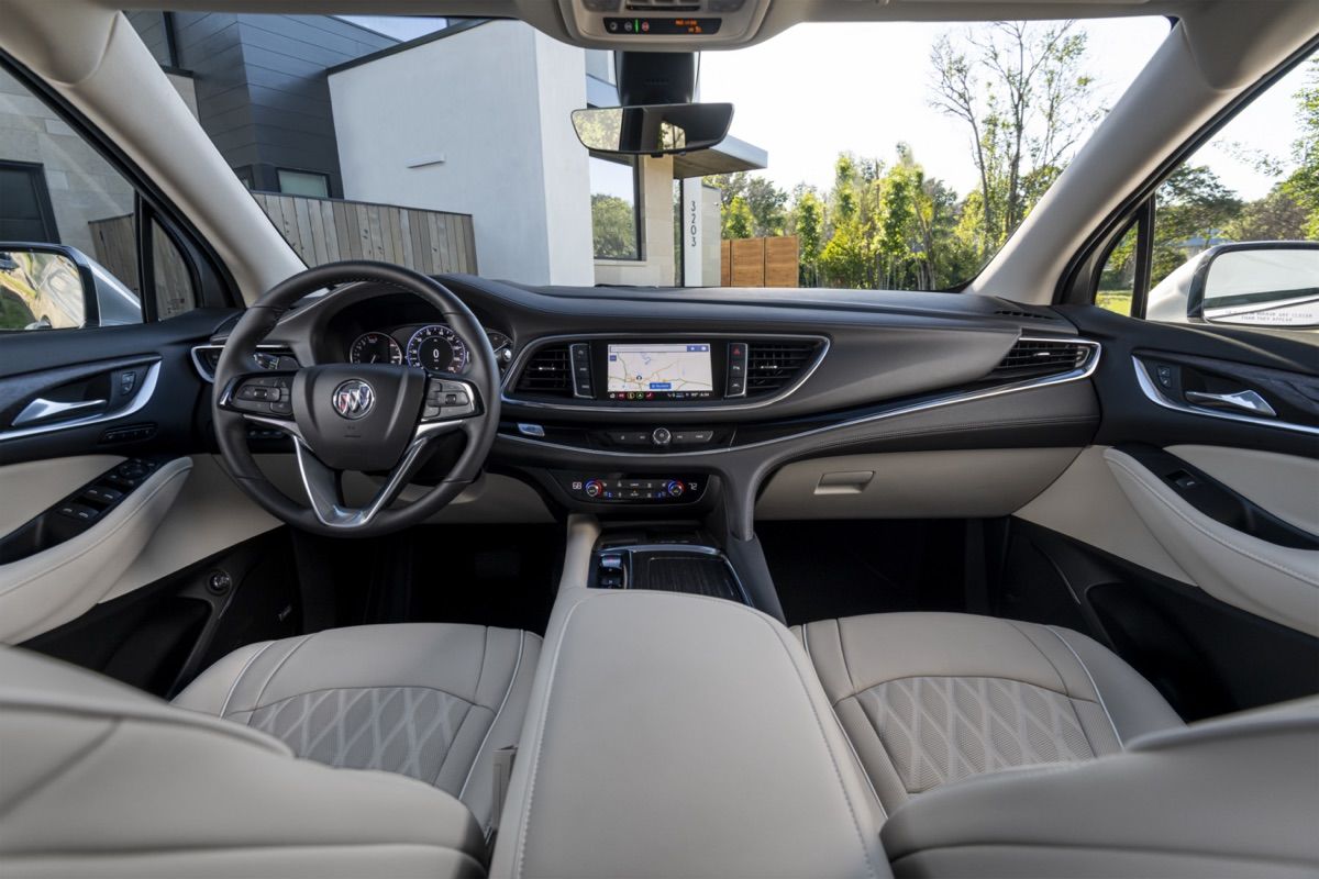 Cockpit avant du Buick Enclave Avenir 2022 incluant sa planche de bord avec toutes ses technologies