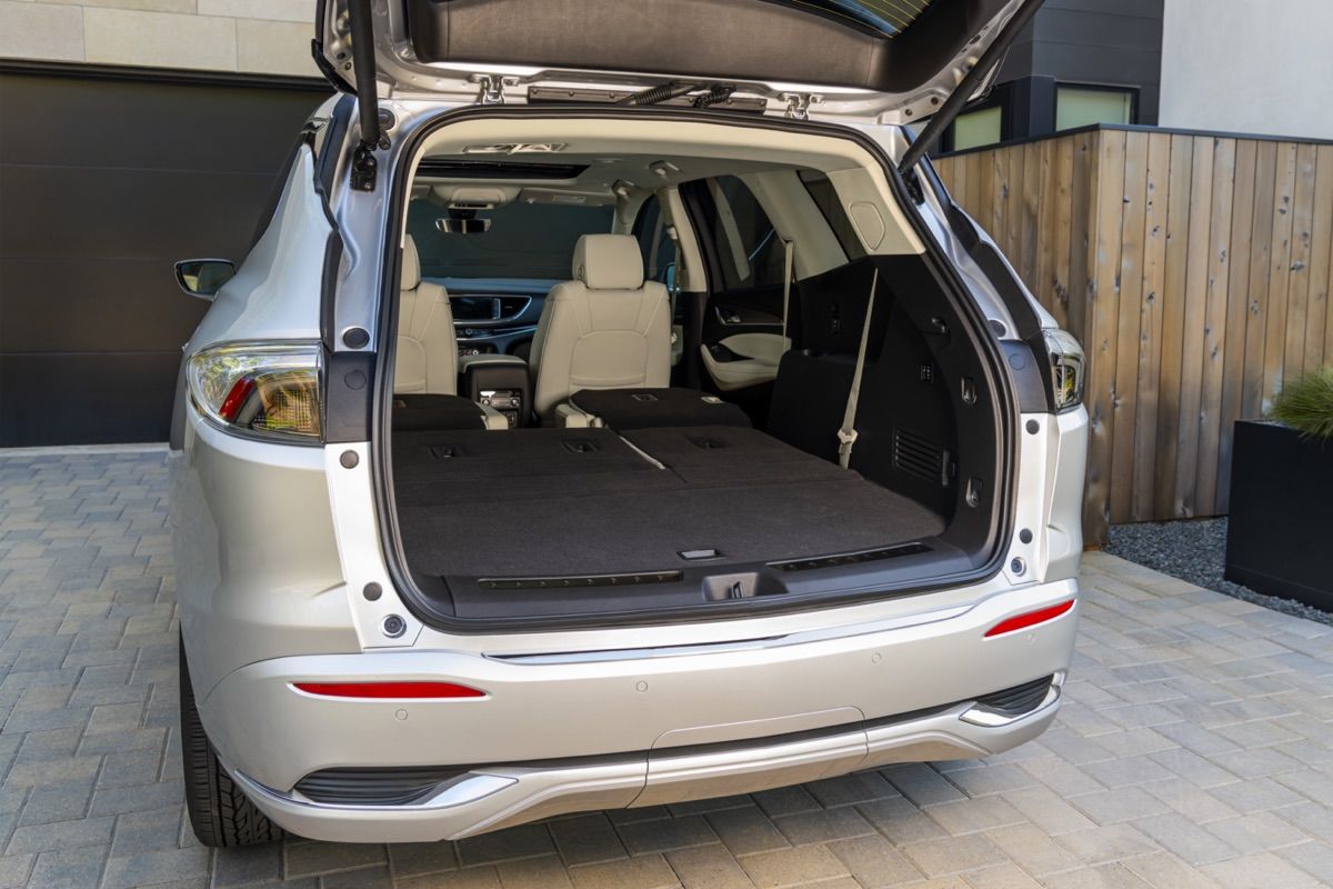 Le coffre ouvert du Buick Enclave Avenir 2022 montrant son volume de rangement disponible