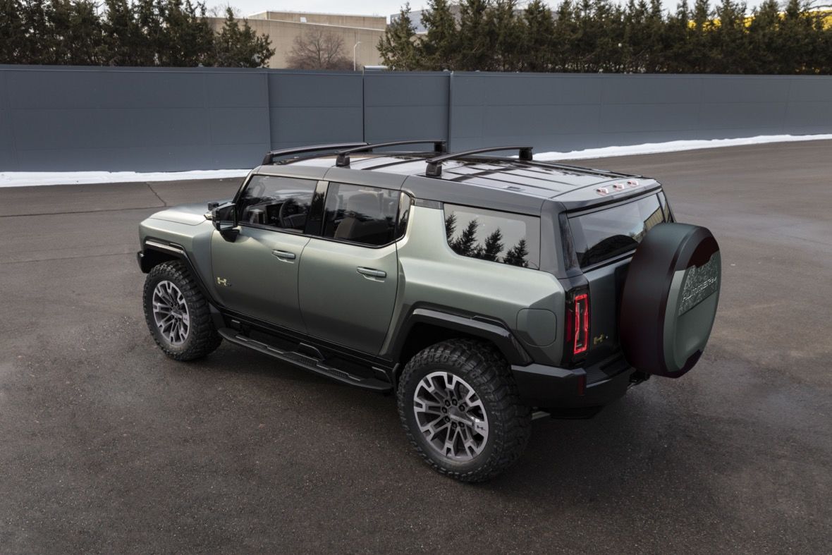 Vue 3/4 latérale et aperçu des panneaux de toit transparents du VUS Hummer EV 2023 garé à l'extérieur