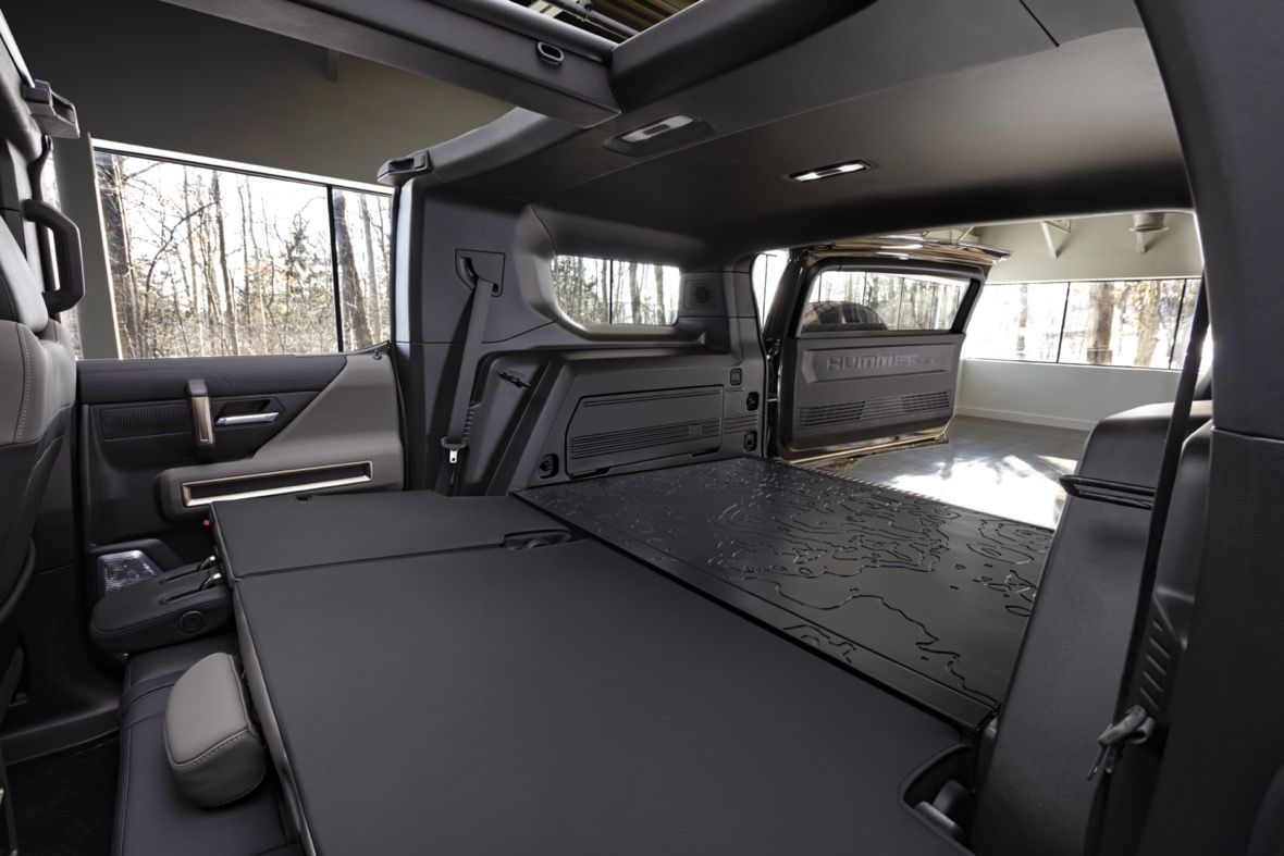 Le volume utilitaire du coffre avec les sièges arrière rabattus du VUS Hummer EV 2023