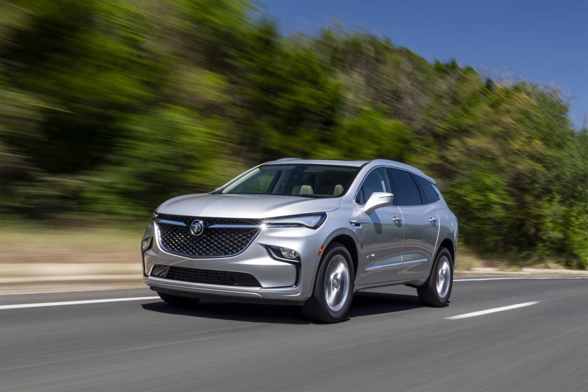 Le Buick Enclave Avenir 2022 argent roulant sur la route